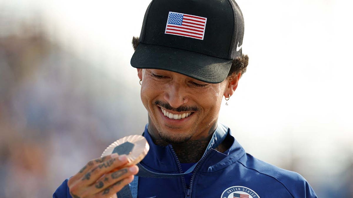 Nyjah Huston sostiene su medalla