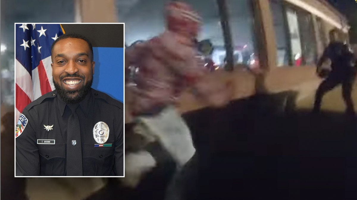 El agente de policía de Ferguson Travis Brown, en el recuadro, y un hombre que carga contra él durante una protesta