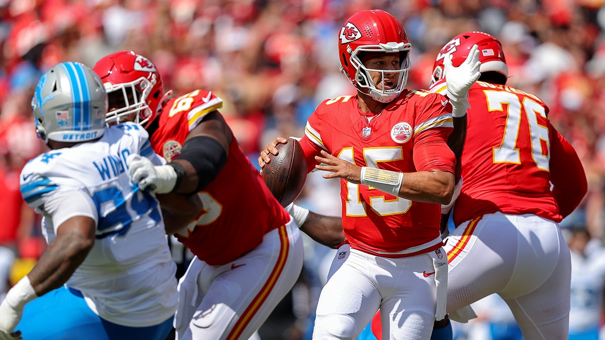 Patrick Mahomes lanza la pelota