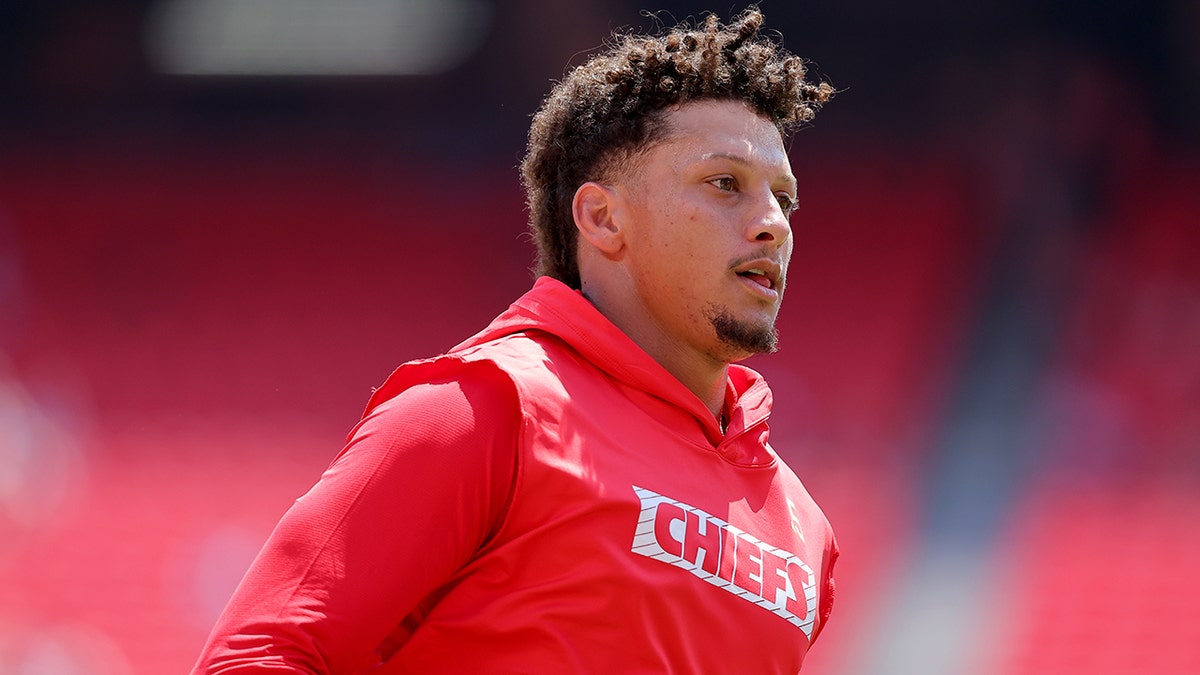 Patrick Mahomes mira el campo