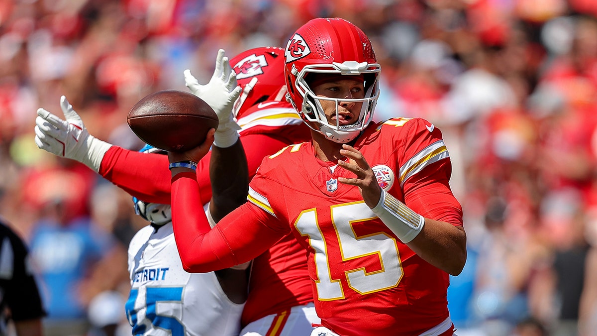 Patrick Mahomes lanza la pelota