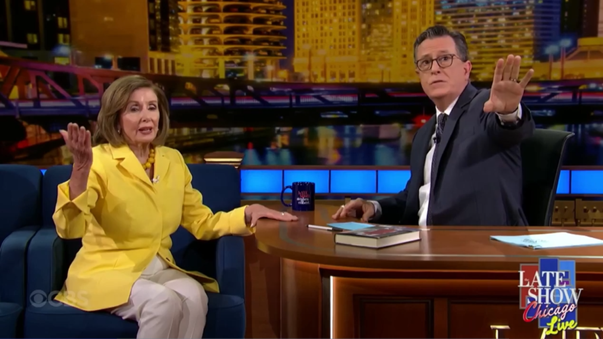 Nancy Pelosi y Stephen Colbert