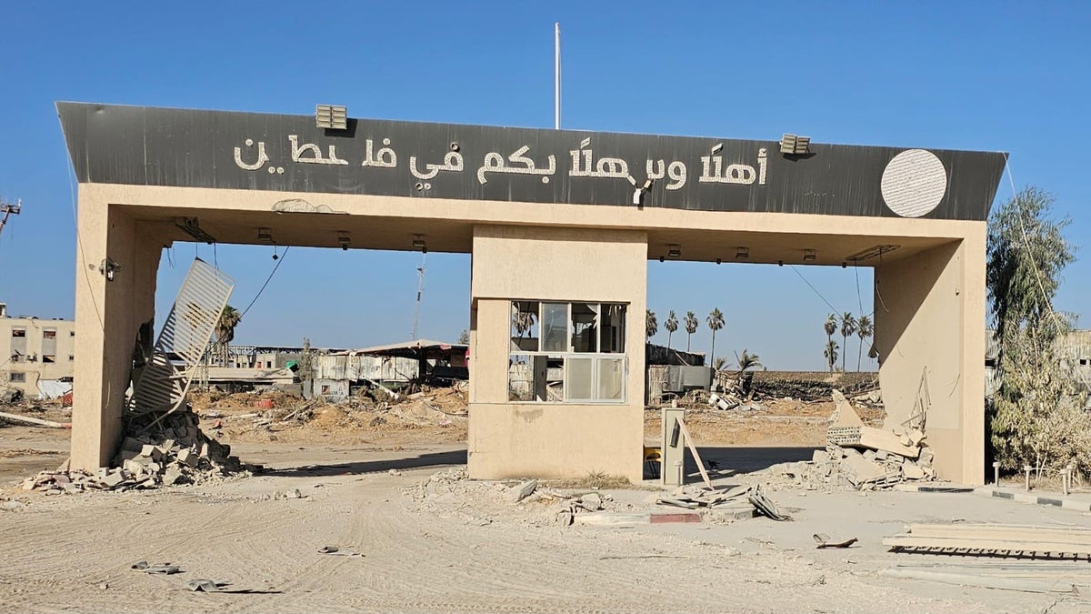 A destroyed building along the Philadelphi Corridor, a buffer zone that runs the length of the Gaza-Egypt border. (Photo: TPS-IL.)