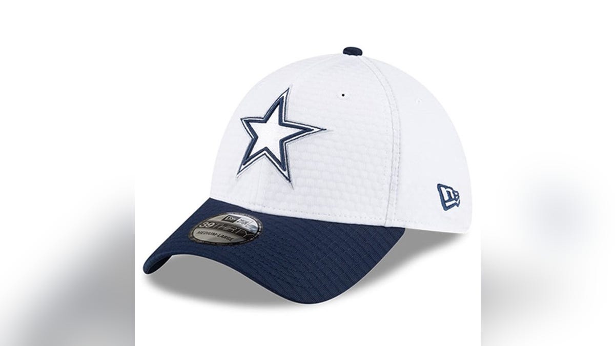 A simple ball cap can show off your team spirit. 