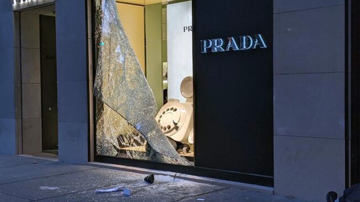 Escaparate de Prada con cristales rotos y despegados