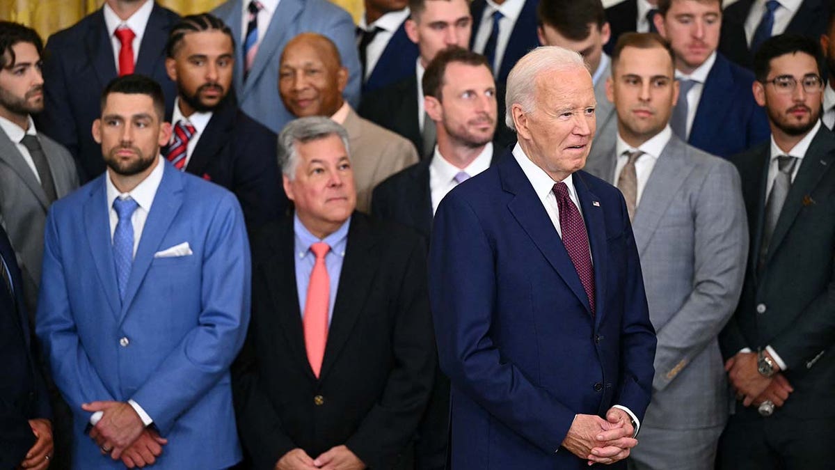 Joe Biden observa durante una ceremonia