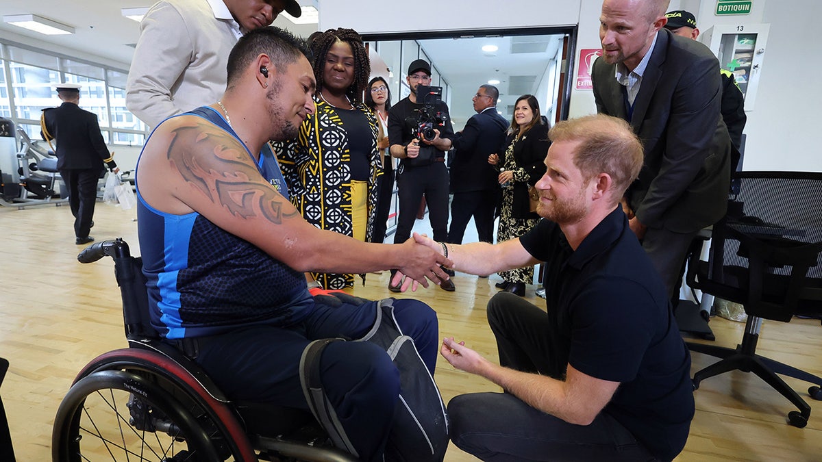 El Príncipe Harry con un atleta Invictus colombiano