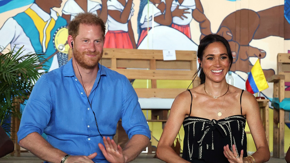 El príncipe Harry y Meghan Markle con tambores