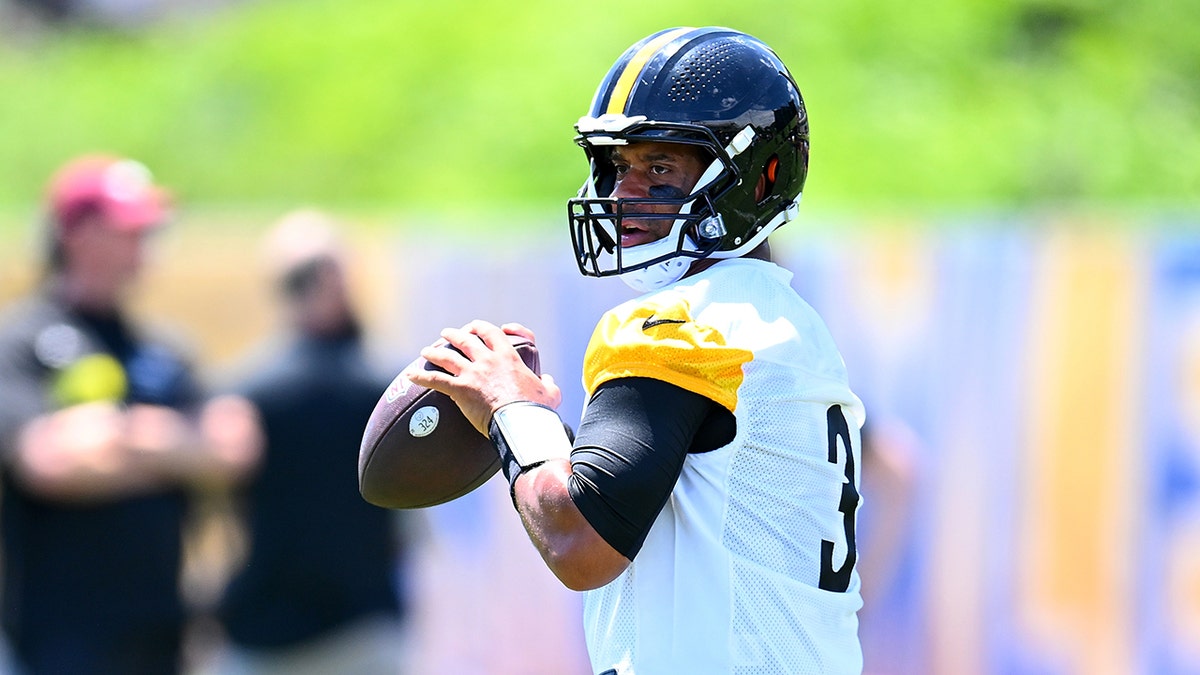 PITTSBURGH, PENNSYLVANIA - JUNE 6:  Russell Wilson #3 of the Pittsburgh Steelers looks to pass during the Pittsburgh Steelers OTA offseason workout at UPMC Rooney Sports Complex on June 6 2024 in Pittsburgh, Pennsylvania. (Photo by Joe Sargent/Getty Images)