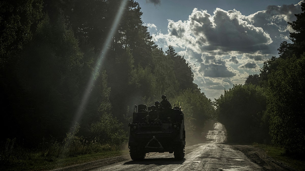 Militares ucranianos montan en un vehículo militar cerca de la frontera rusa en la región de Sumy