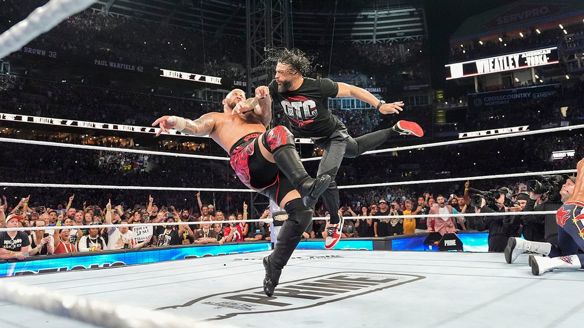 Roman Reigns clava a Solo Sikoa