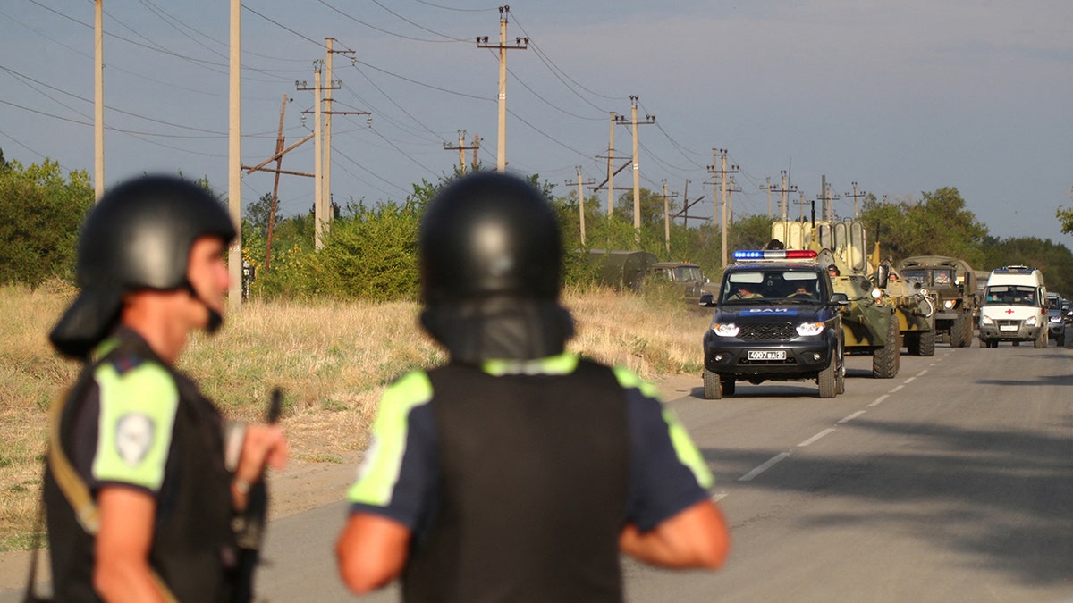 Los agentes de la ley recorren la carretera tras la toma de rehenes por parte de un grupo de reclusos en una colonia penitenciaria de Surovikino