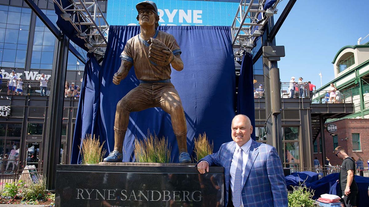 Ryne Sandberg posa para una foto