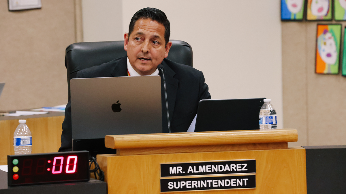 : El superintendente Jerry Almendarez habla durante una reunión del consejo en la Sala del Consejo del Distrito Escolar Unificado de Santa Ana el martes 13 de junio de 2023 en Santa Ana, CA.