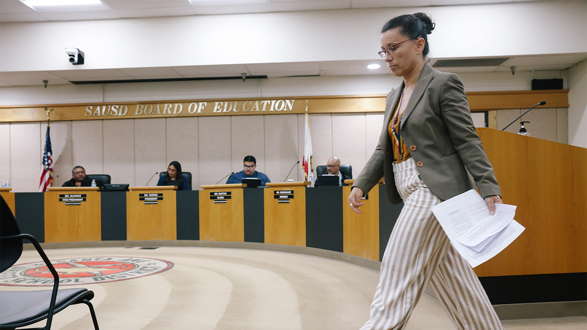 Robin Gurien regresa a su asiento tras hablar durante una reunión del consejo en la Sala del Consejo del Distrito Escolar Unificado de Santa Ana el martes 13 de junio de 2023 en Santa Ana, California.