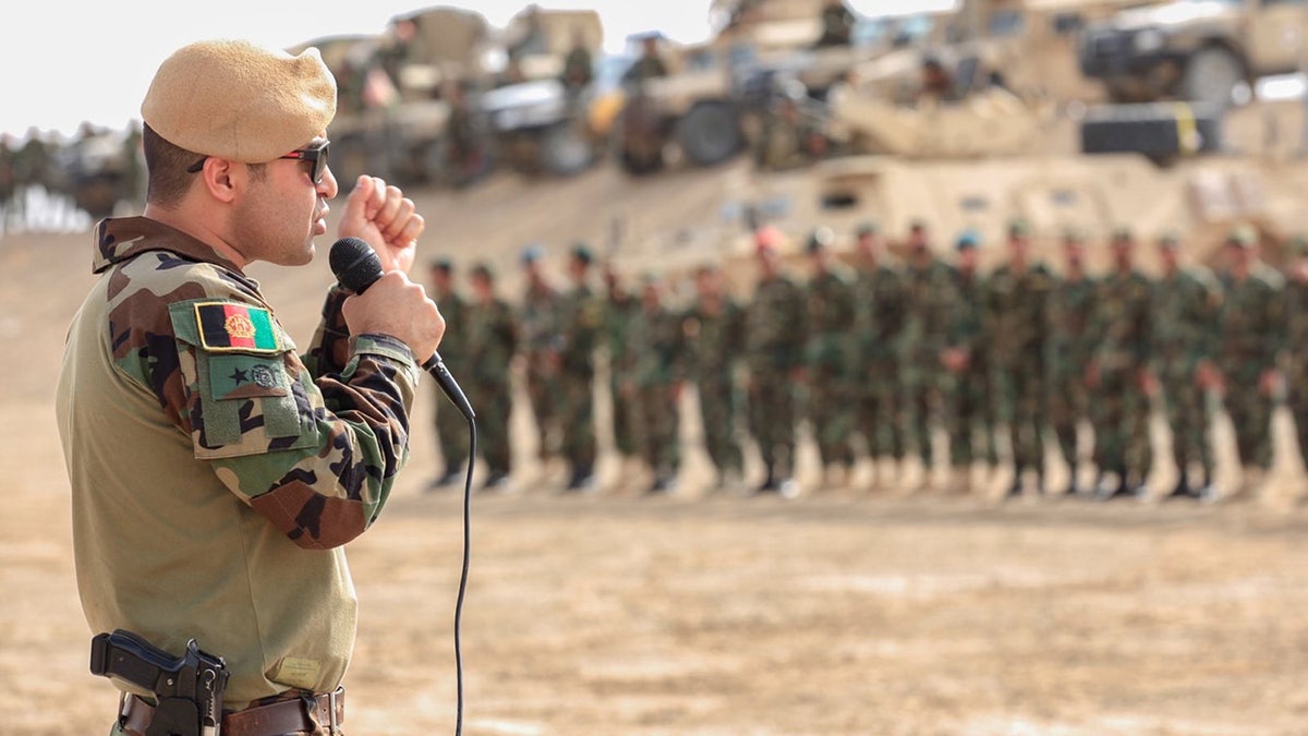 El ex teniente general afgano Sami Sadat habla con las tropas afganas en medio de esfuerzos coordinados para contrarrestar a los talibanes con las fuerzas estadounidenses.