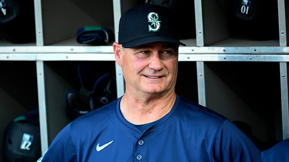 Scott Servais patrzy na boisko