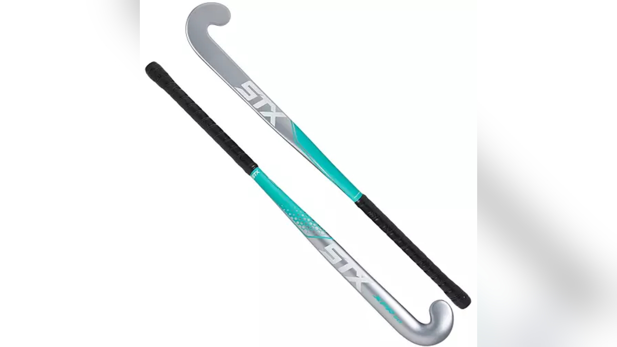 Consigue un palo de hockey sobre hierba colorido y duradero en Dick's Sporting Goods. 