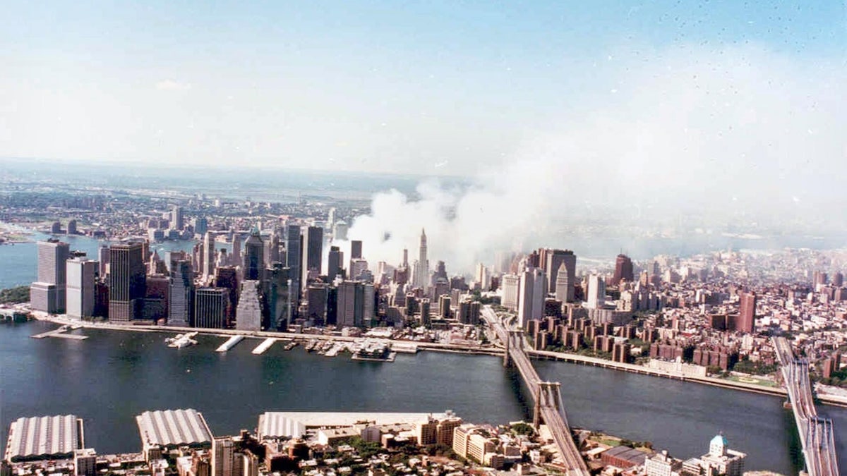 La Oficina de Gestión de Emergencias de Nueva York muestra una vista aérea desde Brooklyn sobre el East River hasta el Bajo Manhattan, donde el humo se eleva desde las ruinas del World Trade Center el 15 de septiembre de 2001. 