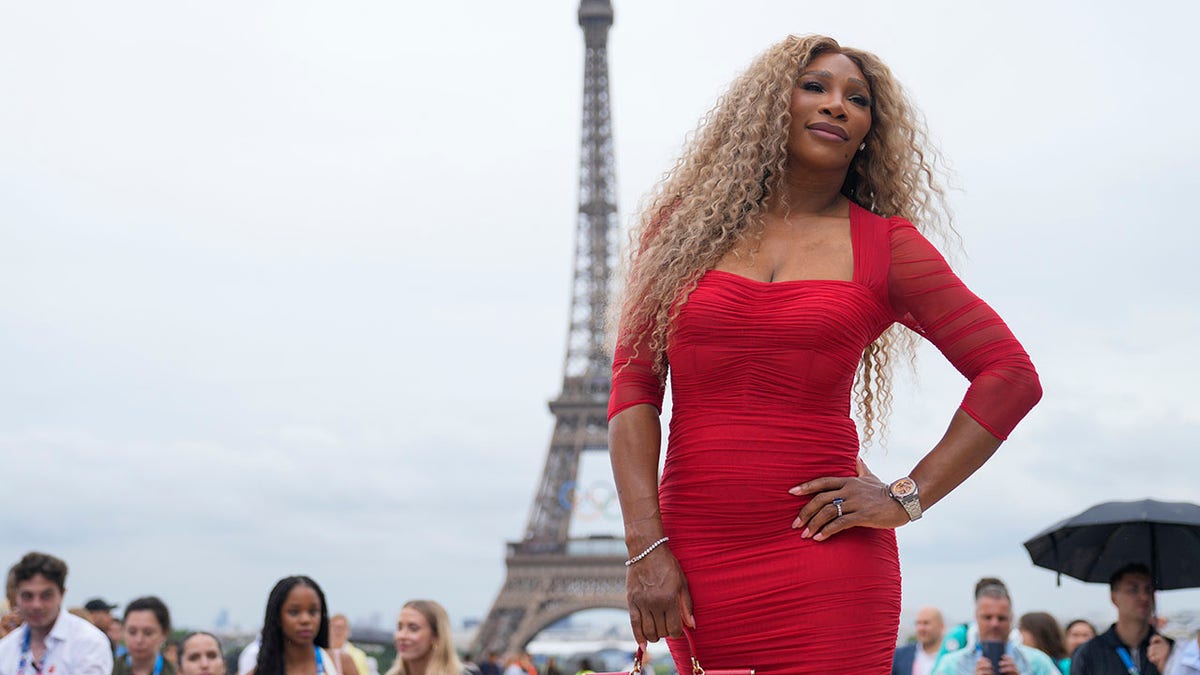 Serena Williams astatine  the Eiffel Tower