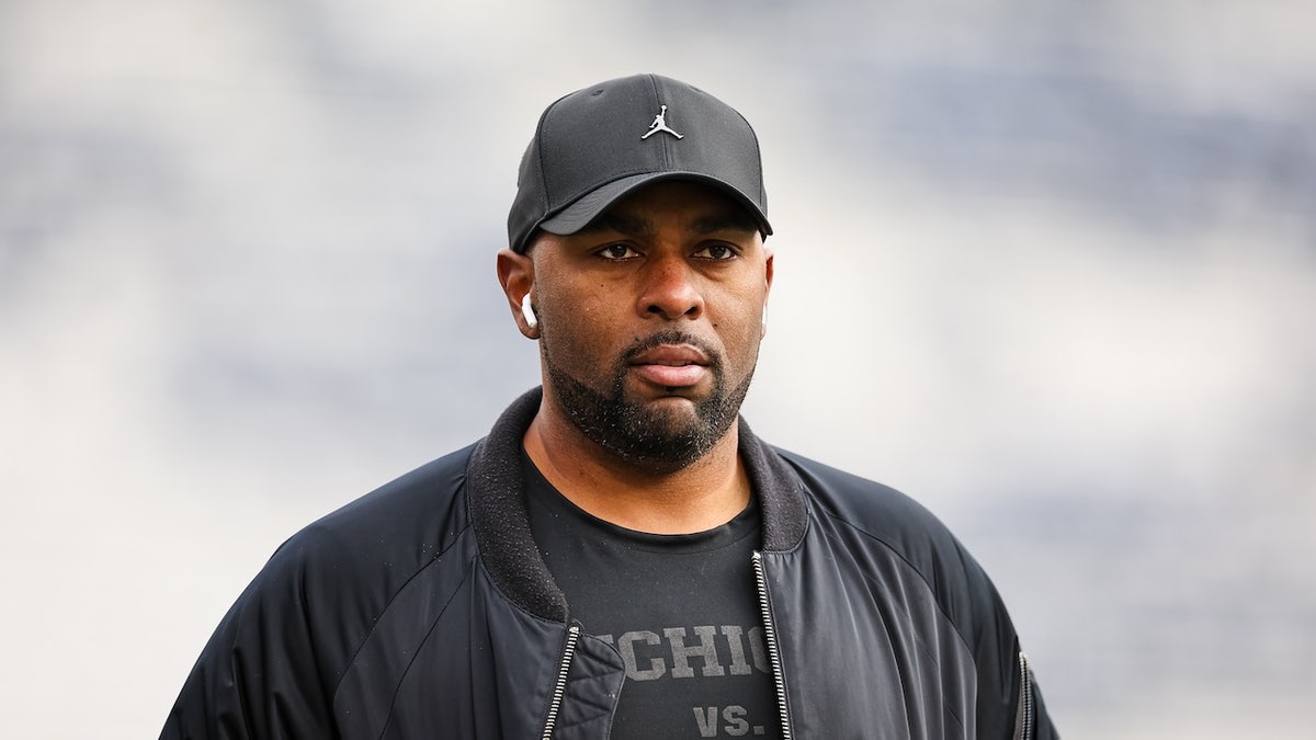 El entrenador de fútbol de Michigan, Sherrone Moore, observa.