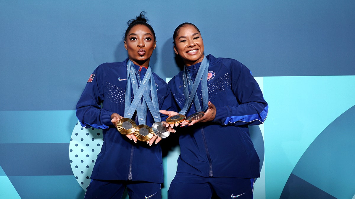 Simone Biles dan Jordan Chiles berpose dengan medali