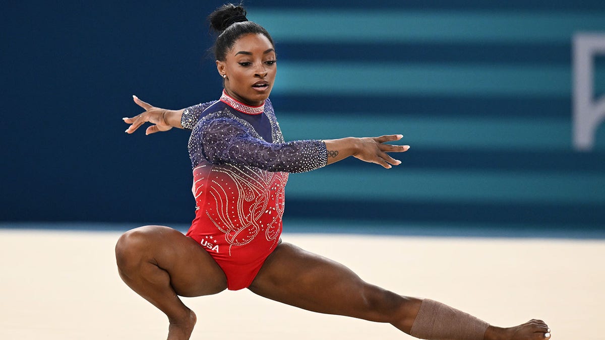 Simone Biles en el suelo