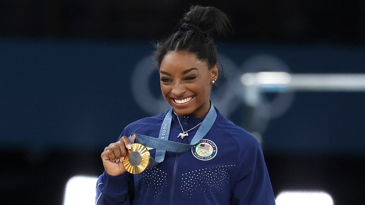 Simone Biles sostiene el oro