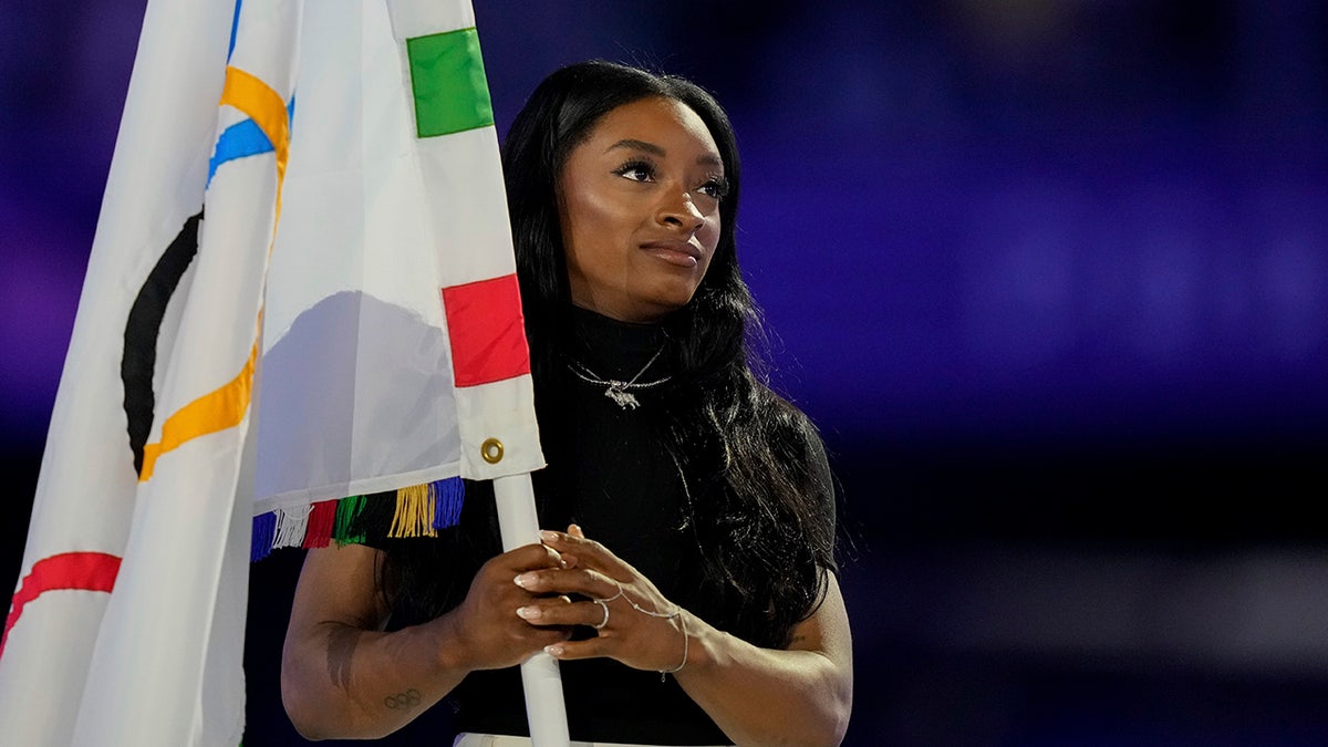 Simone Biles sostiene la bandera