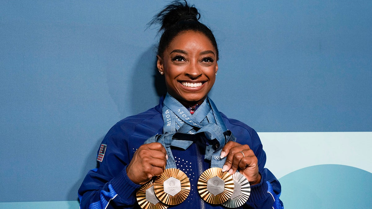 Simone Biles com suas medalhas