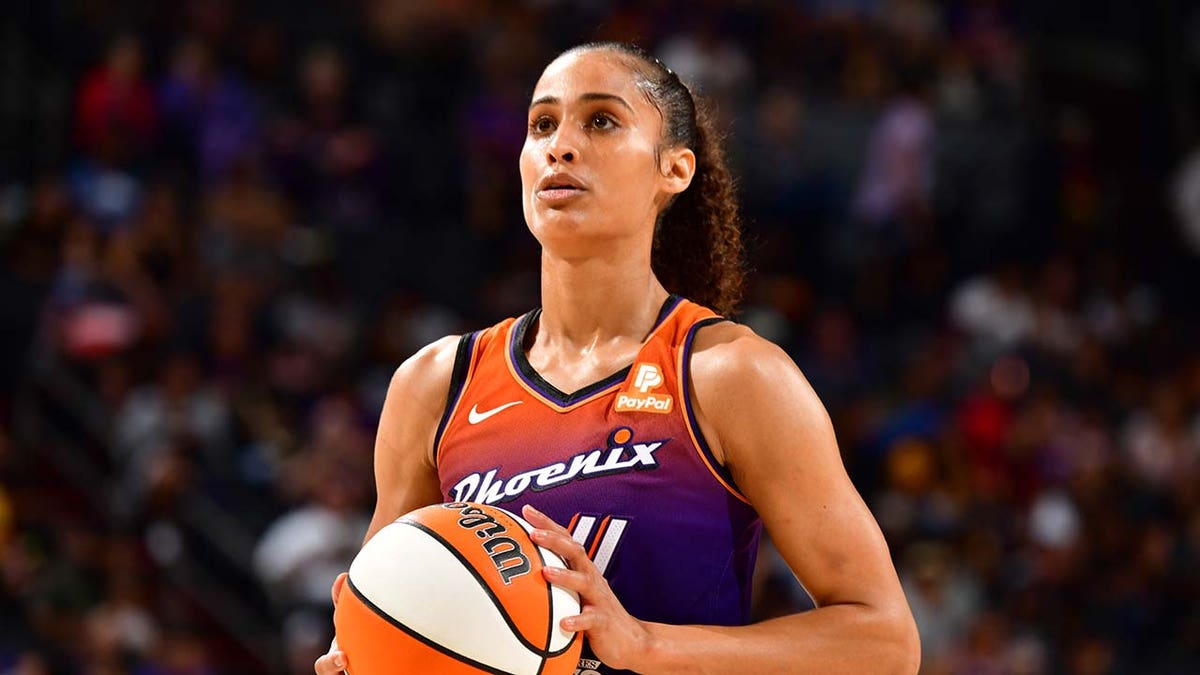 Skylar Diggins-Smith se encuentra en la cancha de baloncesto