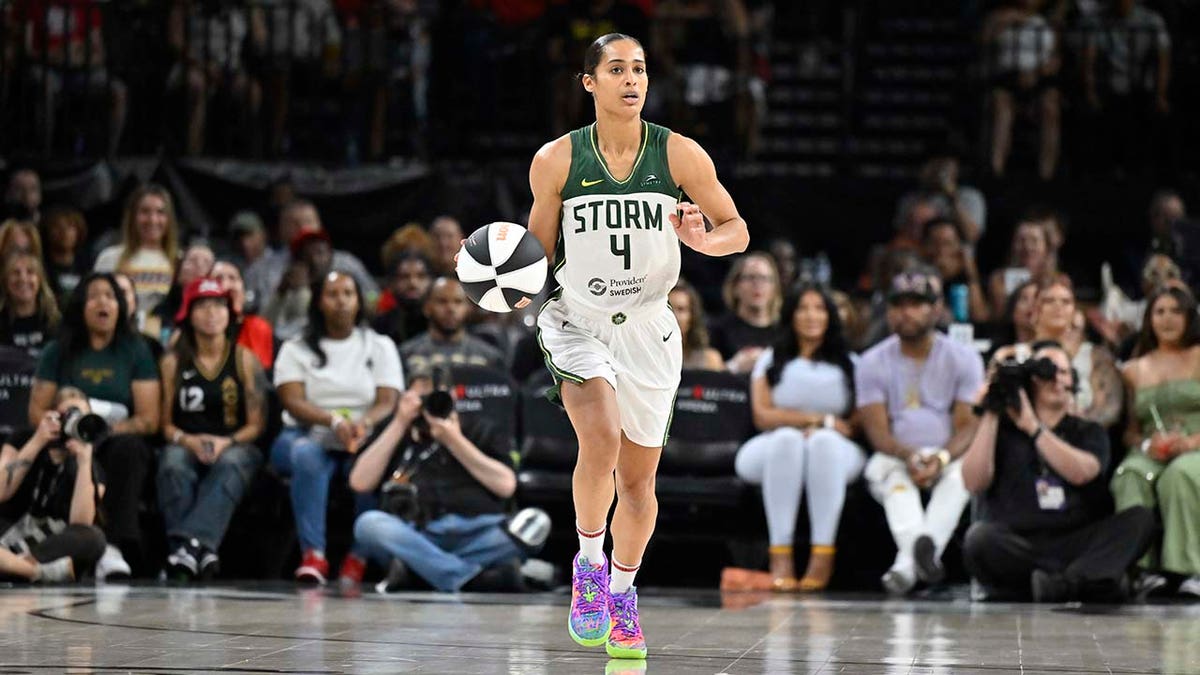 Skylar Diggins-Smith dribla durante un partido