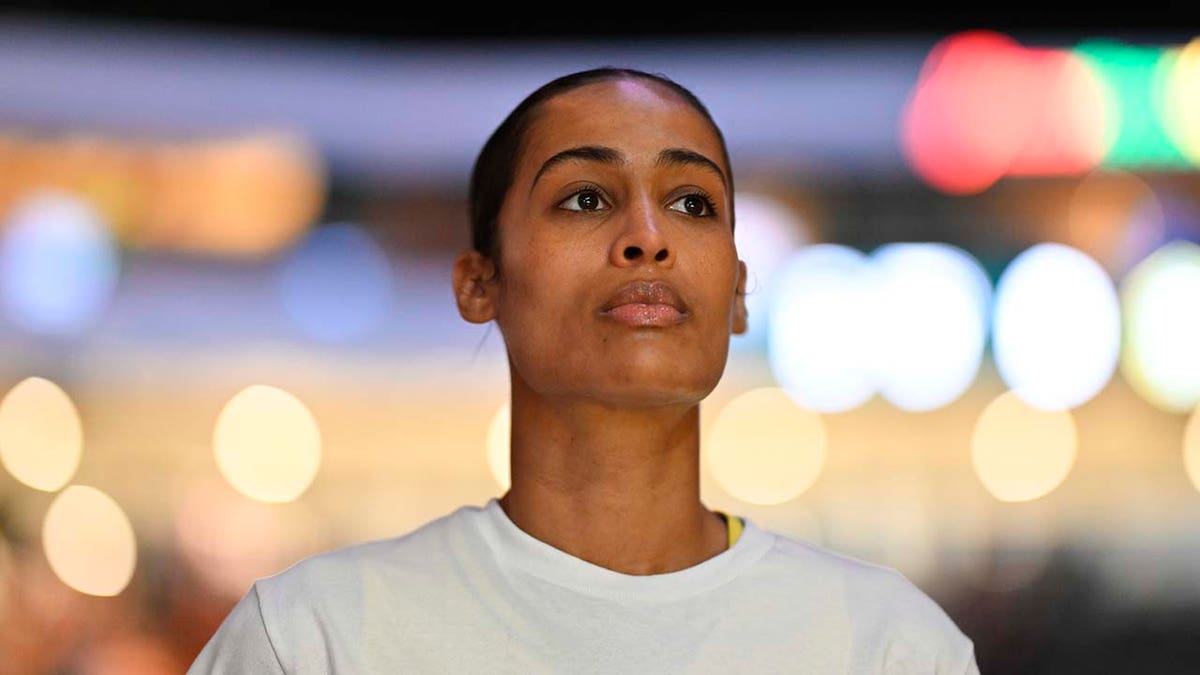 Skylar Diggins-Smith observa antes de un partido