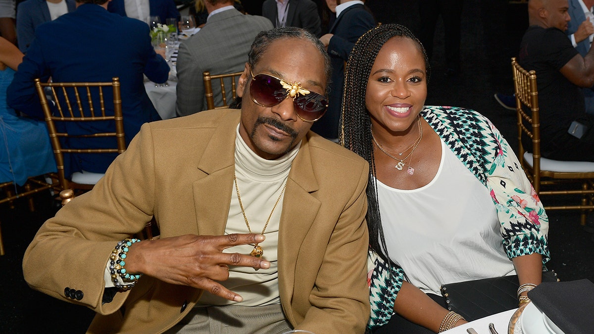 Snoop Dogg y Shante Broadus sentados juntos