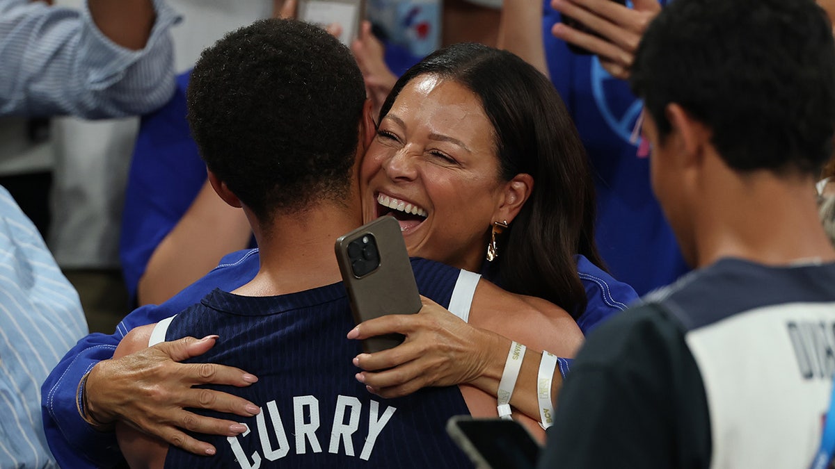 Sonya Curry lo celebra con su hijo