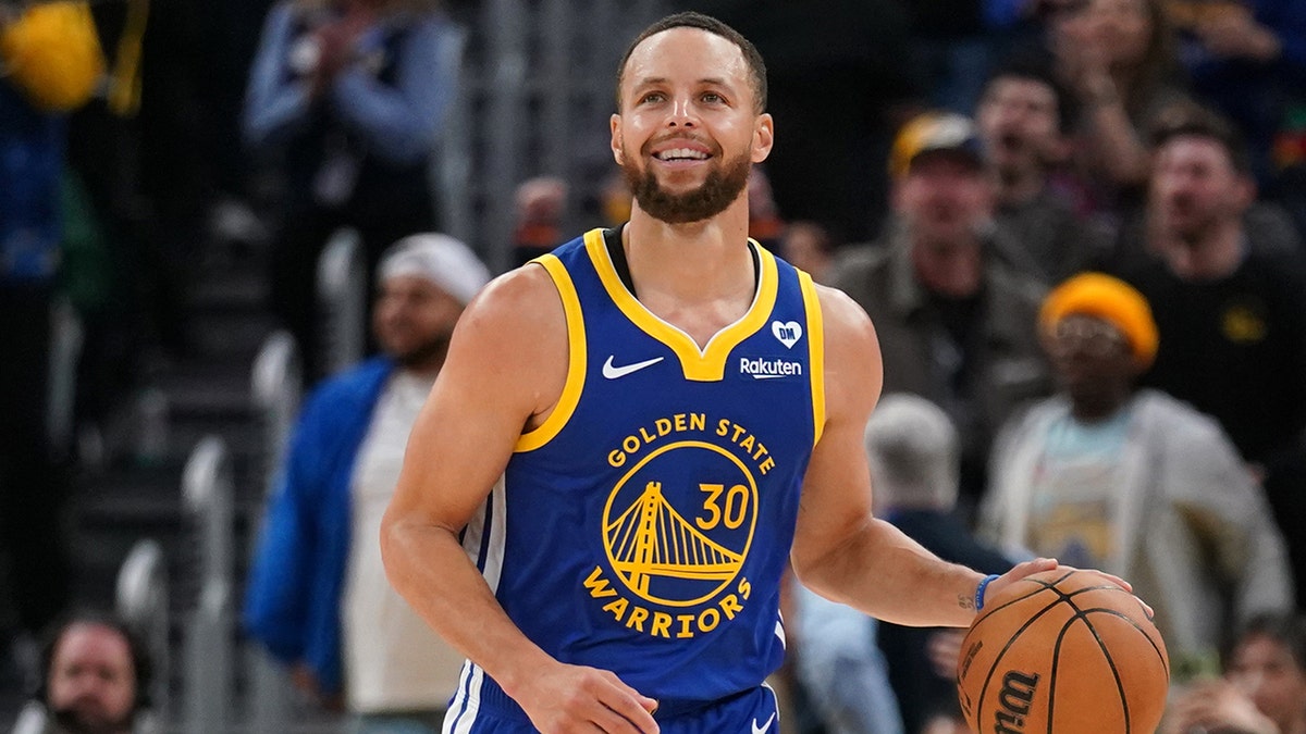 Steph Curry se ve en la cancha