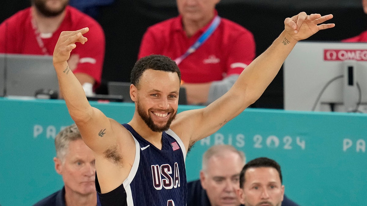 Steph Curry electrifies Team USA in 4th quarter on way to gold medal win at  Paris Olympics | Fox News