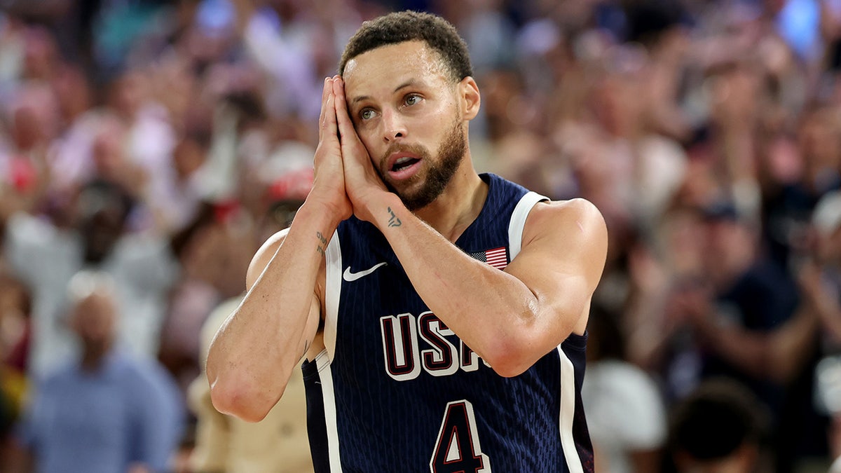 Stephen Curry celebra un tiro