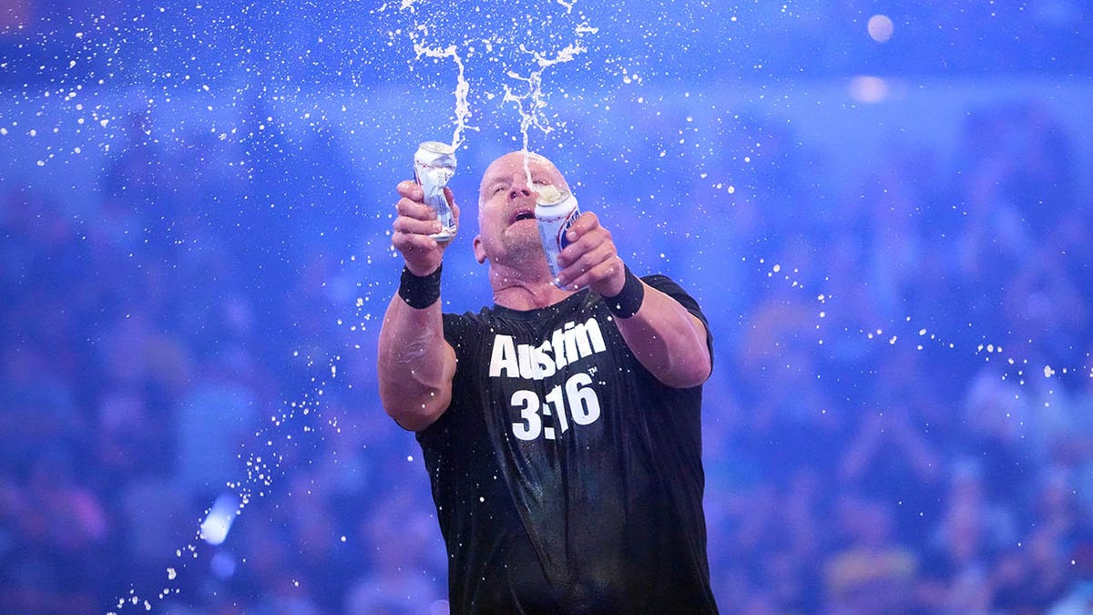 Steve Austin chasquea sus cervezas