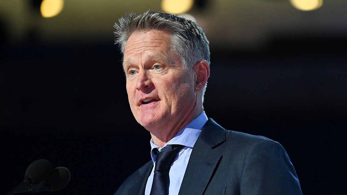 Steve Kerr habla en el podio