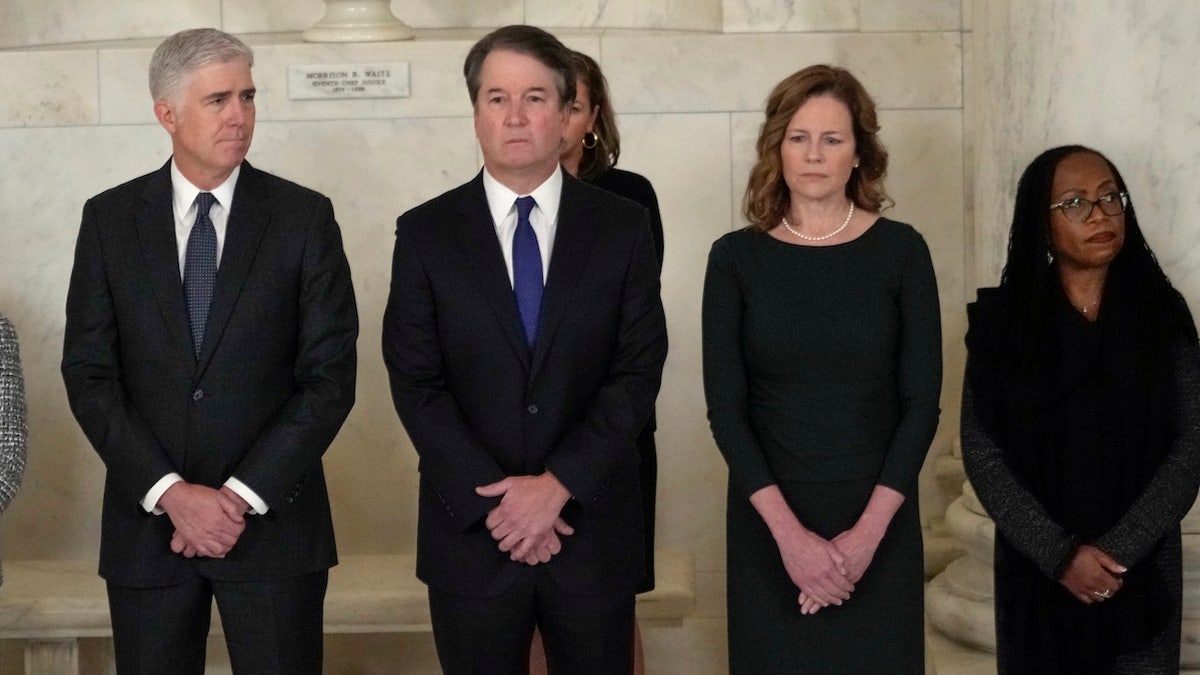 El juez del Tribunal Supremo Neil Gorsuch, el juez Brett Kavanaugh, la juez Amy Coney Barrett y el juez Ketanji Brown Jackson.