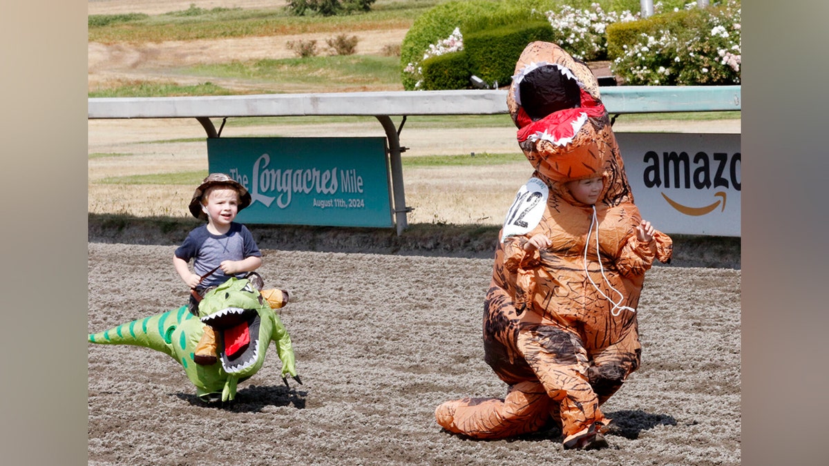 Dos "pequeños dinos" compiten en el Campeonato Mundial T-Rex en Emerald Downs el 17 de agosto.