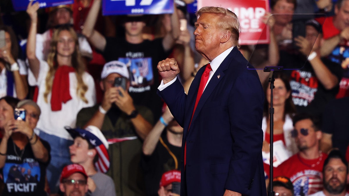 Donald Trump bombeando el puño en un mitin