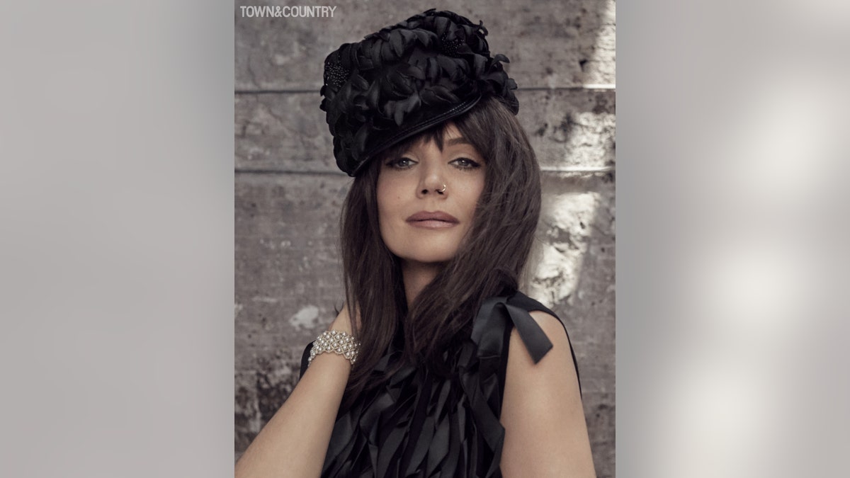 Katie Holmes menghiasi sampul Town & Country edisi September 2024