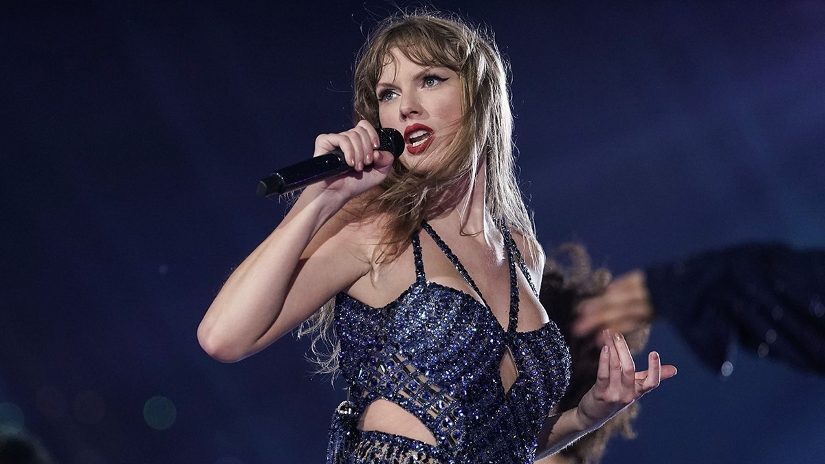 Taylor Swift se apresenta em show