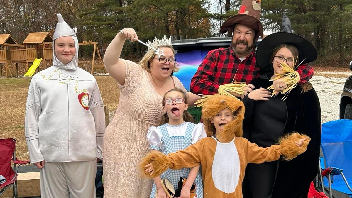 La familia Padgett se disfraza para Halloween en Waynesburg, Kentucky.