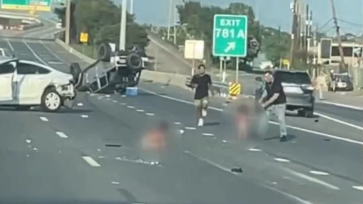 Un padre corre hacia sus hijos vestido con pañales tras un accidente