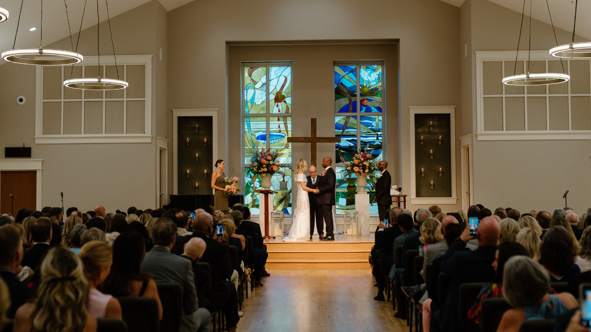 Tim Scott y Mindy Noce en el altar