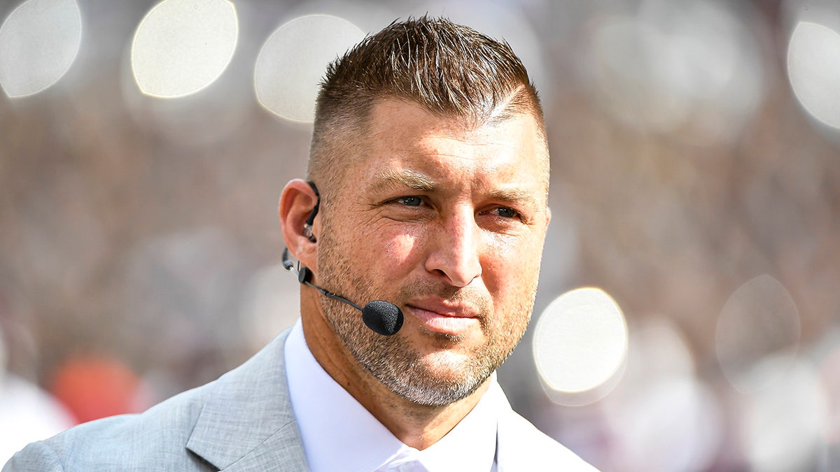 Tim Tebow convoca un partido