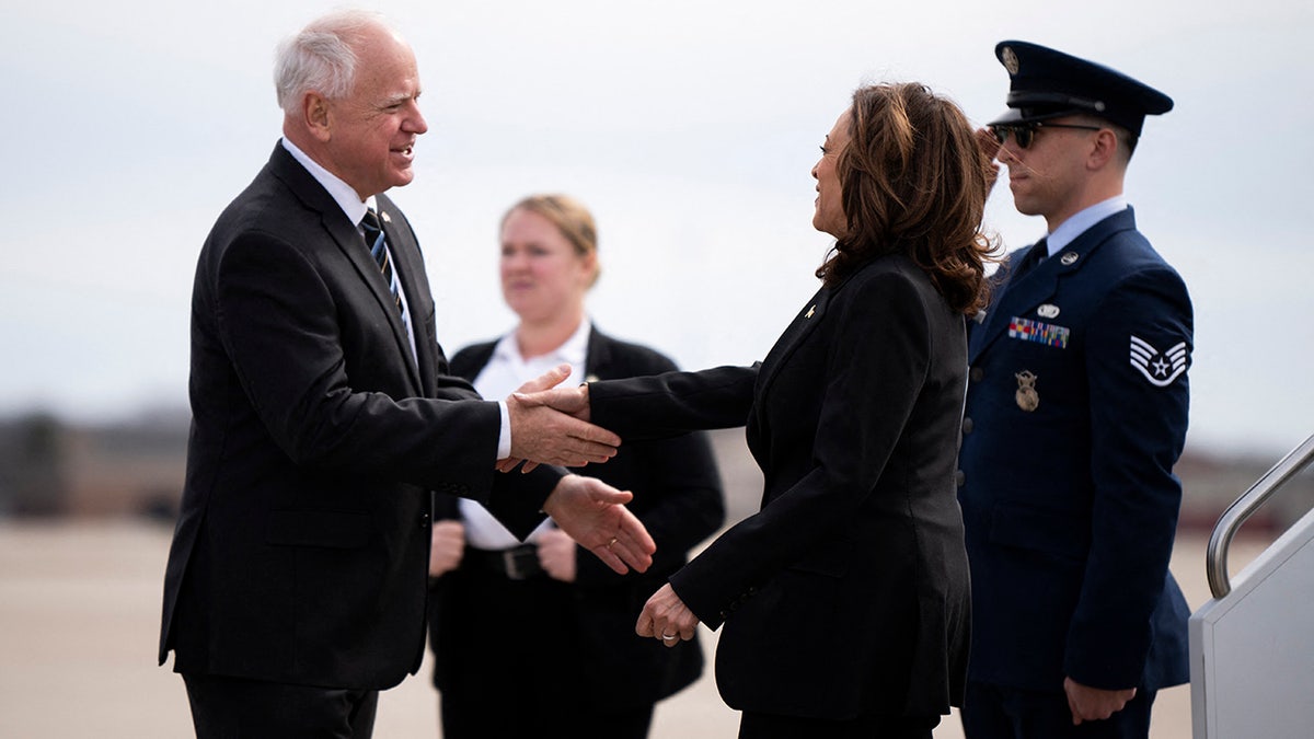 El gobernador Walz estrechando la mano de la vicepresidenta Kamala Harris